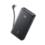 Anker Letvægts Powerbank - Kapacitet 20000mAh - 1x USB-C port med medfølgende kabel - Udgange: 1x USB-C, 1x USB-A og medfølgende kabel - Hurtig opladning | 3 enheder samtidigt - Medfølgende kabel: Vinklet USB-C 90°
